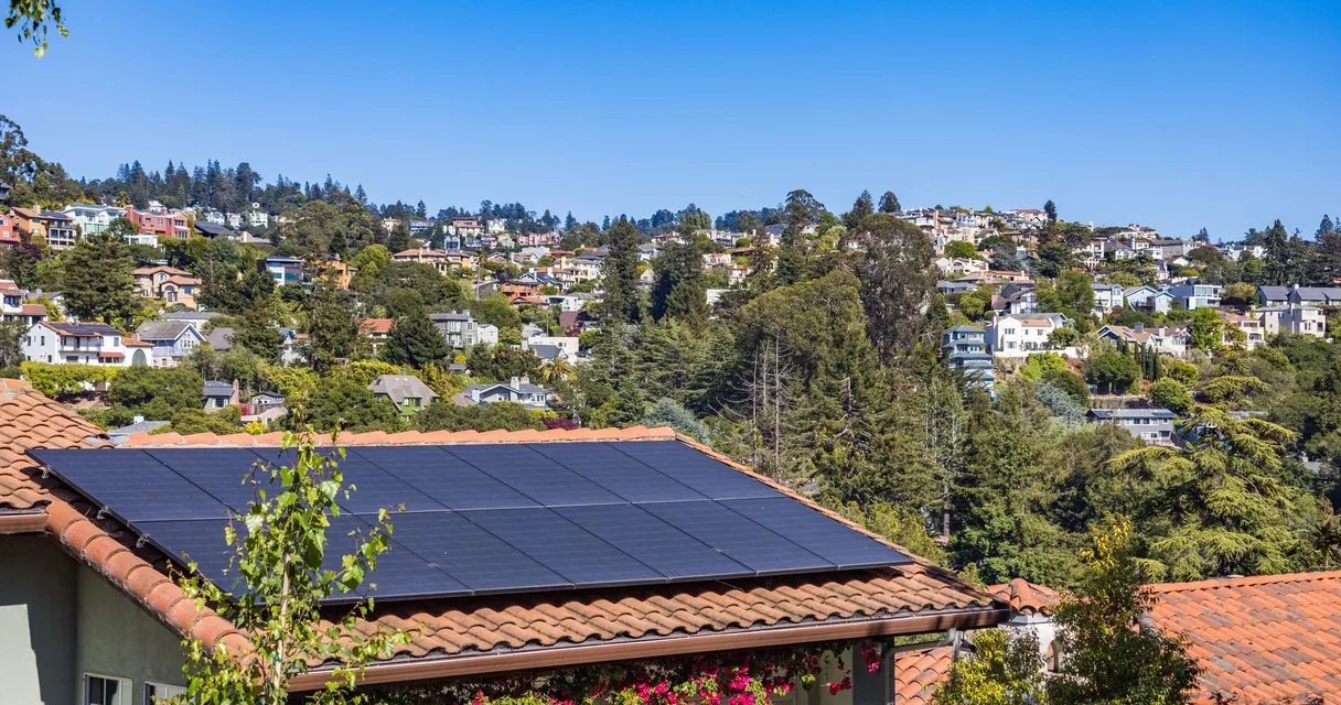 Painéis solares instalados em um telhado residencial