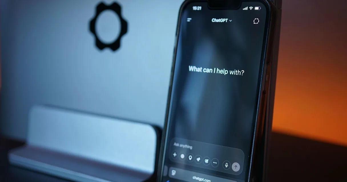 Celular com o ChatGPT aberto perguntando como pode ajudar