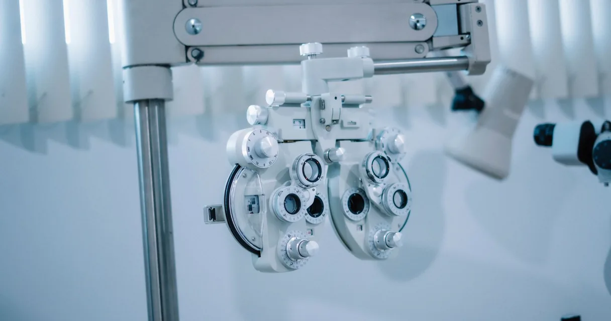 Exame oftalmológico com equipamento de avaliação da visão em uma clínica
