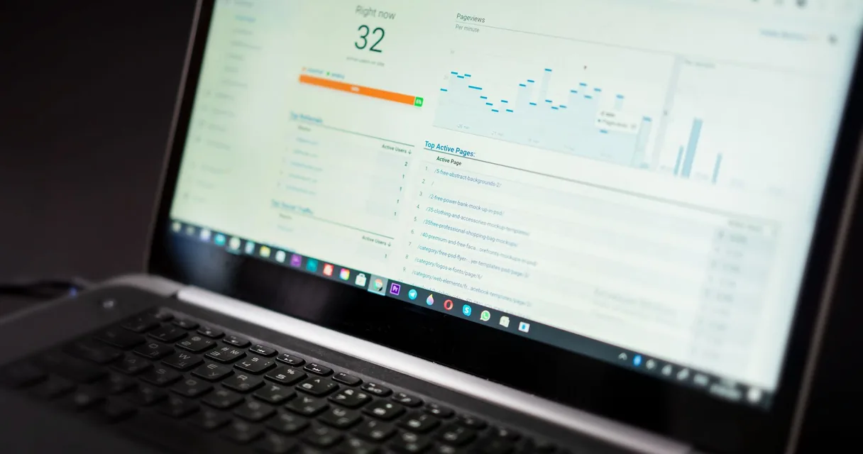 Notebook exibindo um painel de software de gestão com gráficos
