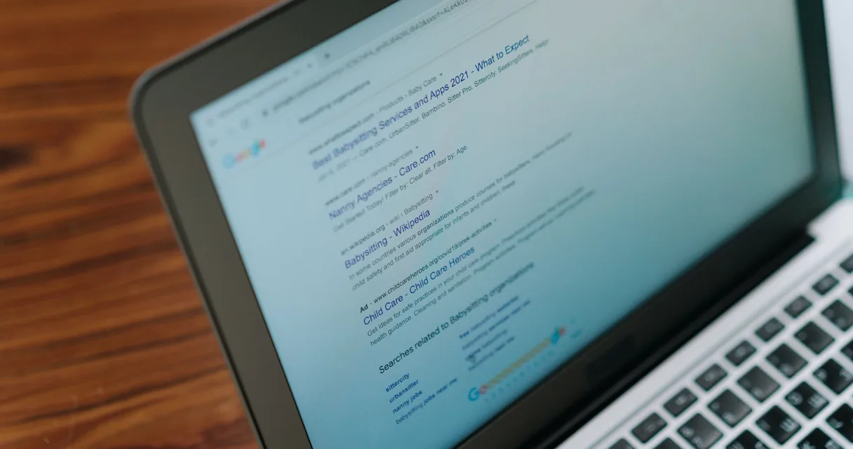Notebook exibindo uma página de resultados de busca do Google